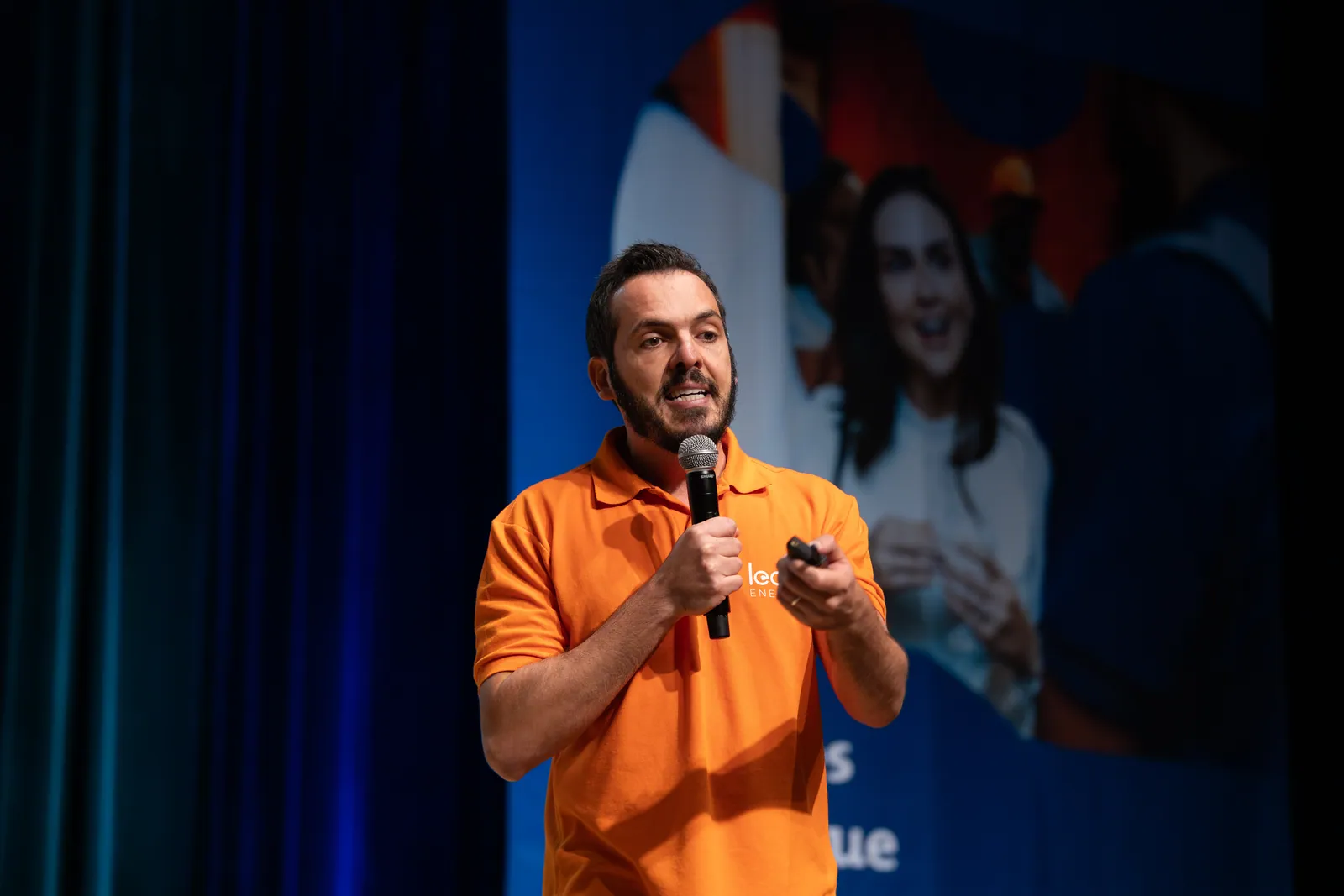 Fundador de startup finalista durante apresentação no palco
