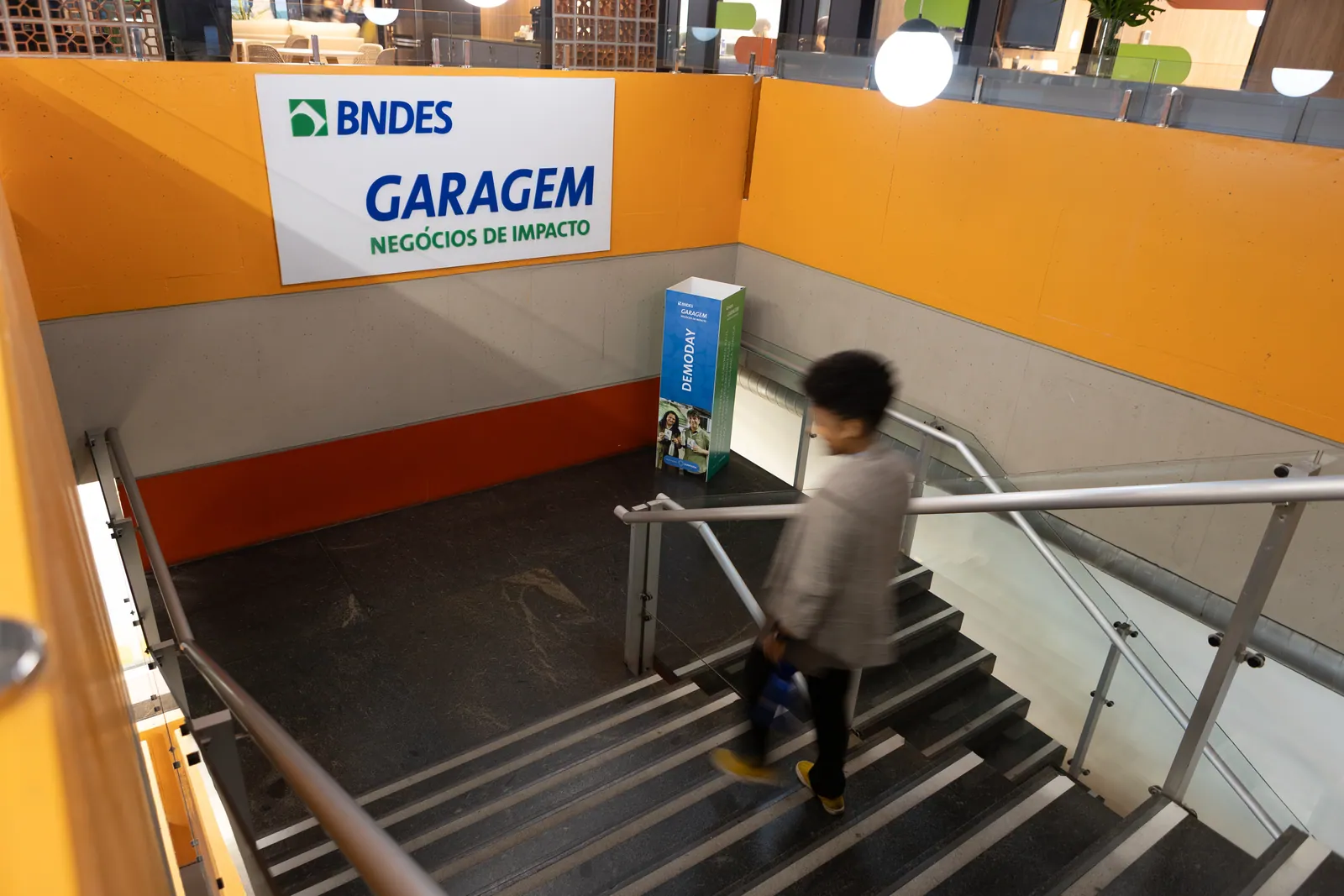 Sinalização do BNDES Garagem no espaço do evento