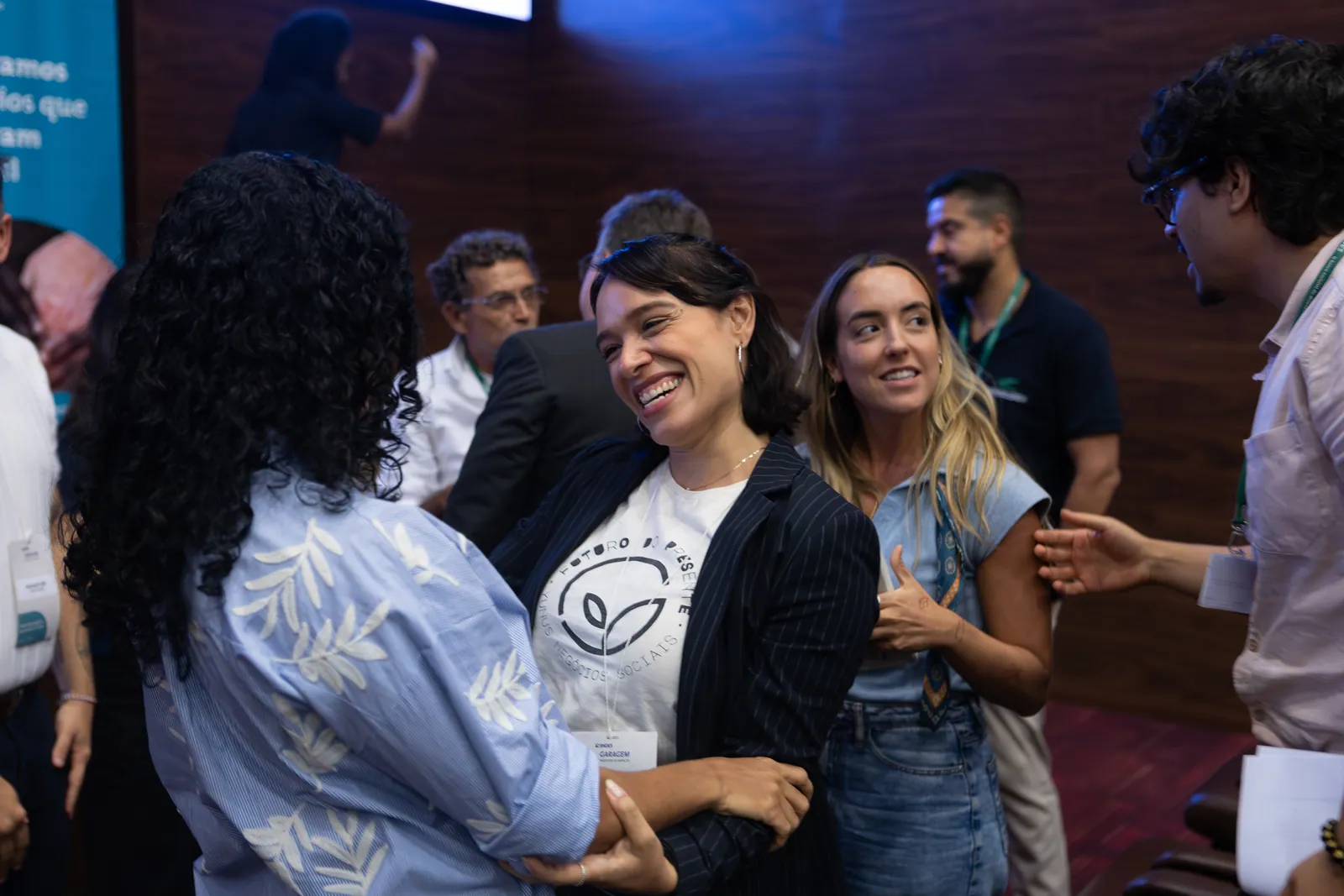 Empreendedoras se abraçam durante encontro presencial da aceleração