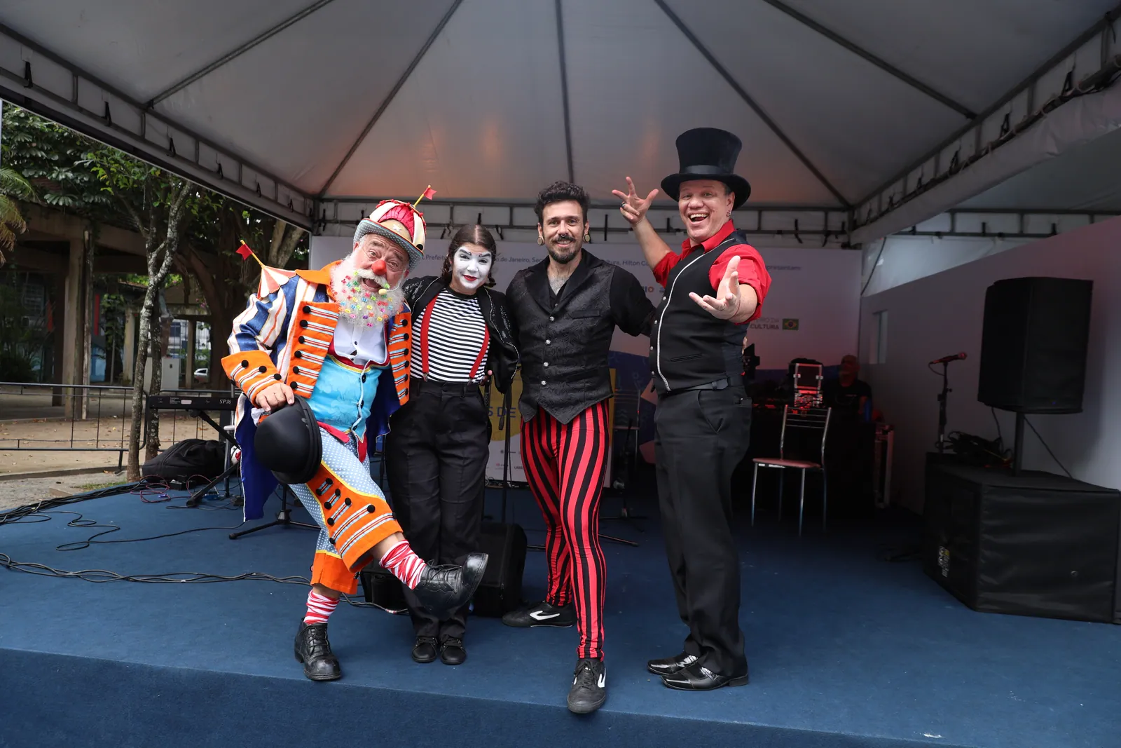 Artistas circenses e de mímica posam juntos no palco do Festival Dias de Sol 2026