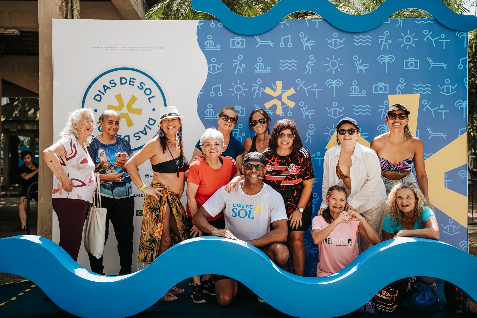 Participantes posam em frente ao painel do Festival Dias de Sol 2026