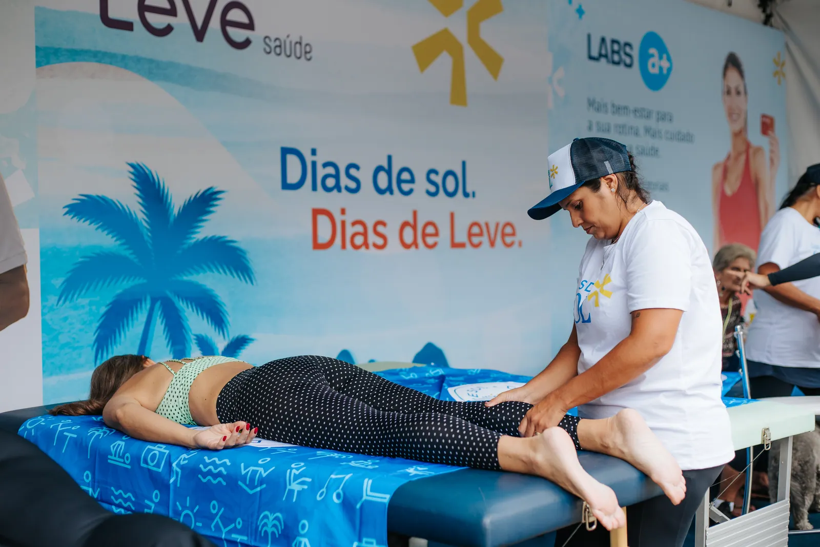 Sessão de massagem no estande Leve Saúde do Festival Dias de Sol