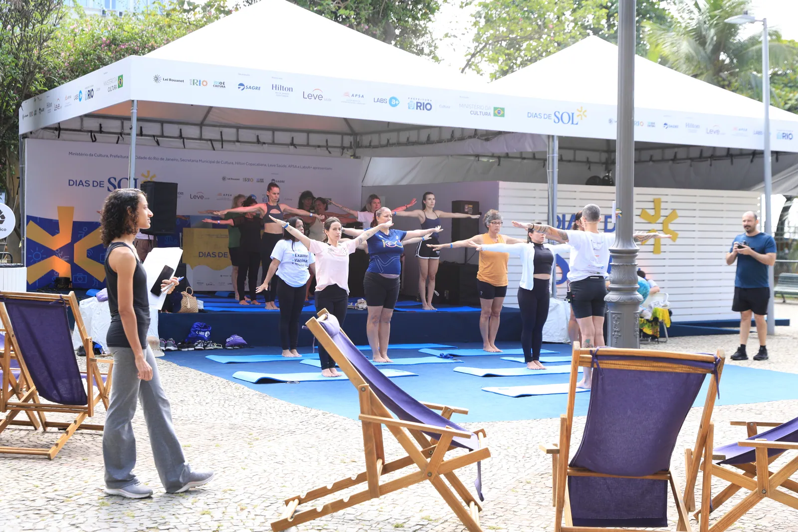 Aula de yoga ao ar livre no palco do Festival Dias de Sol, em Copacabana