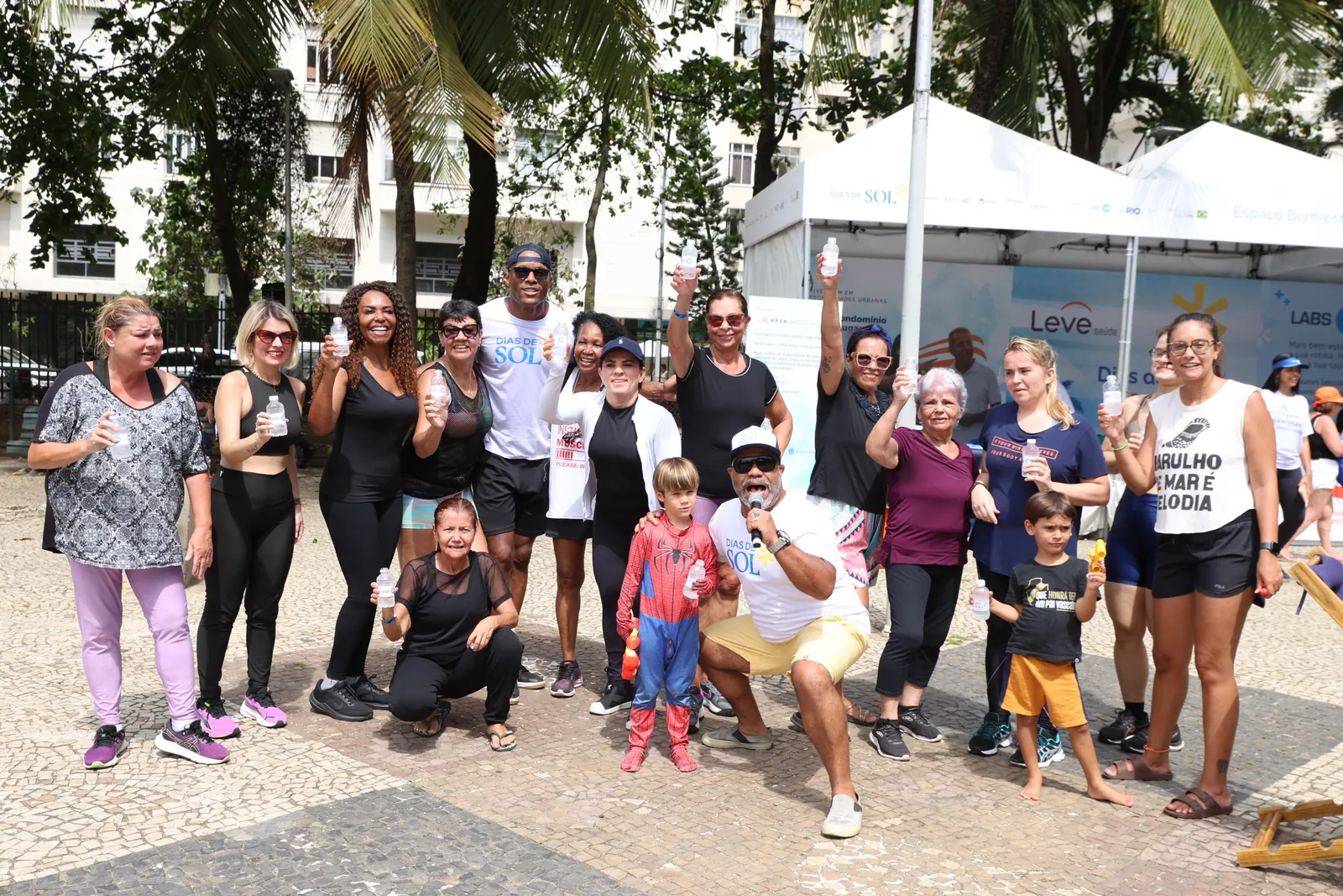 Participantes de uma aula comemoram em grupo no Festival Dias de Sol