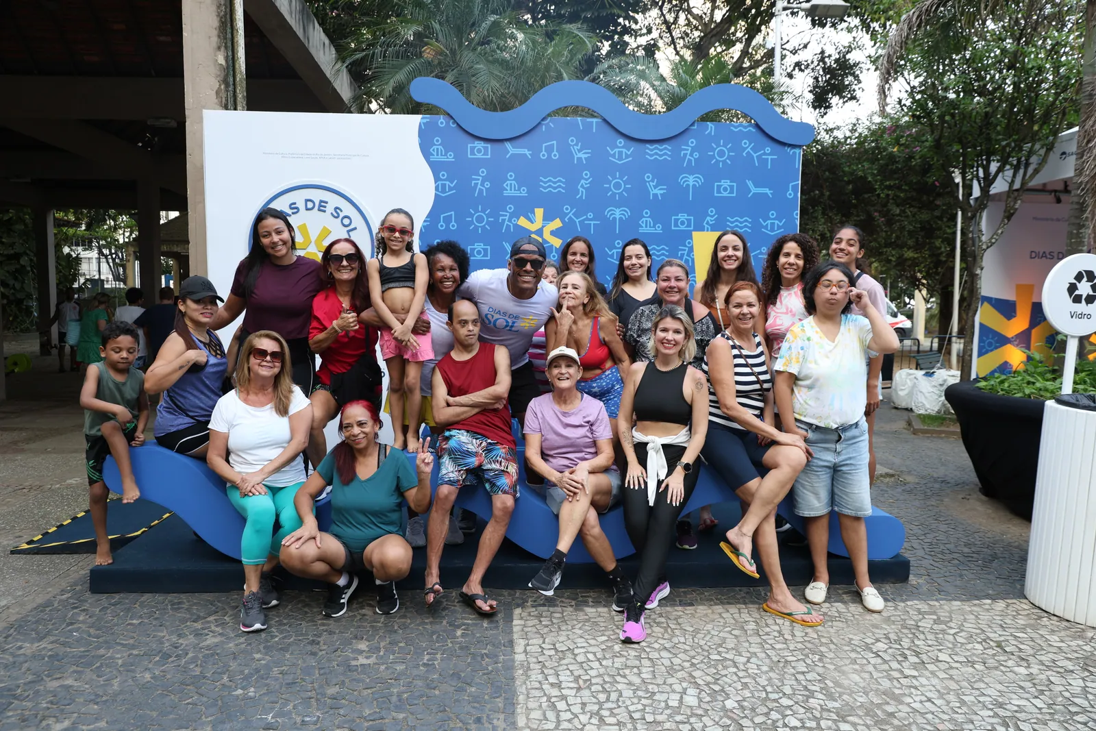 Participantes do Festival Dias de Sol reunidos para foto em Copacabana