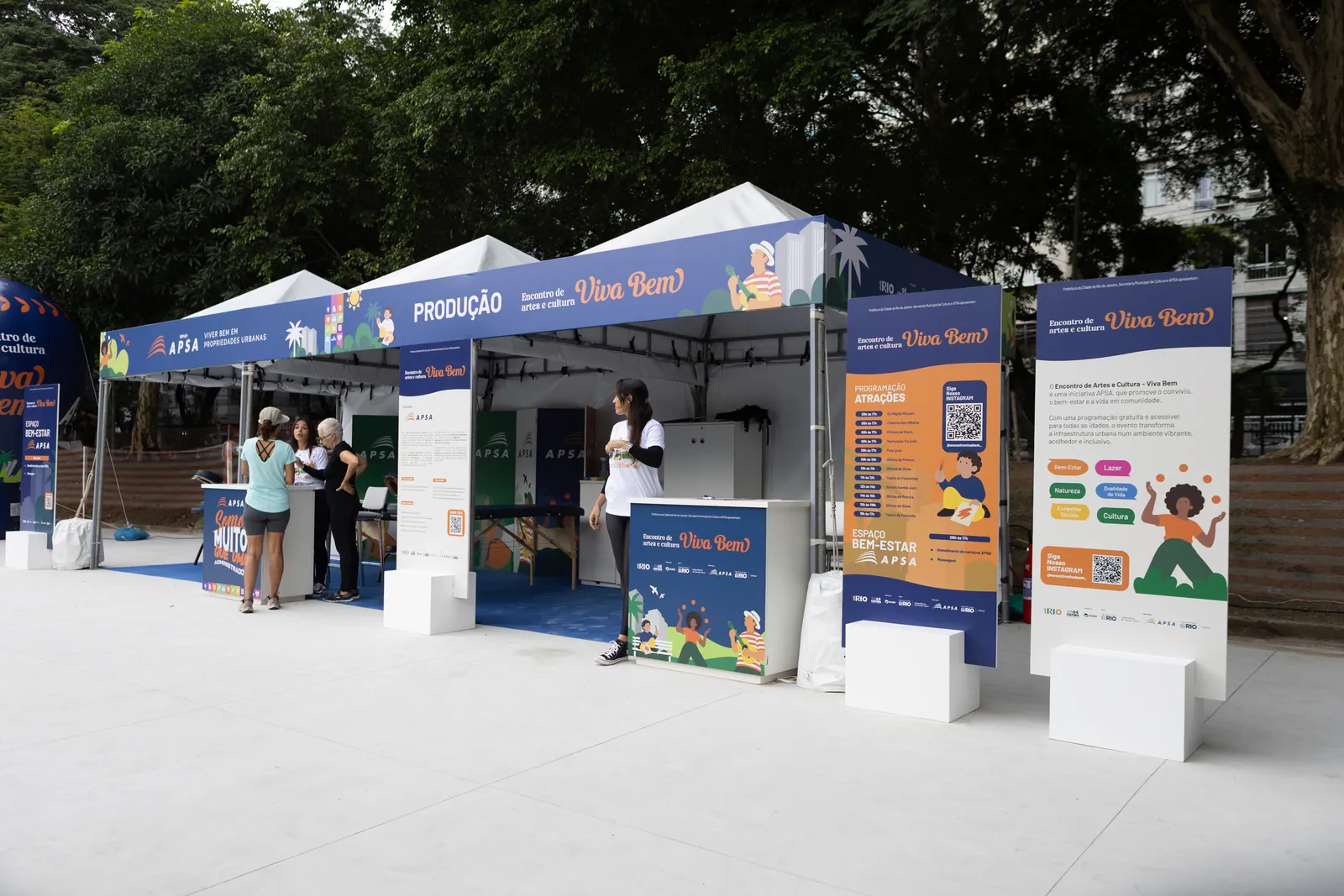 Tendas e estruturas do Encontro Viva Bem montadas na Praça Afonso Pena, Tijuca