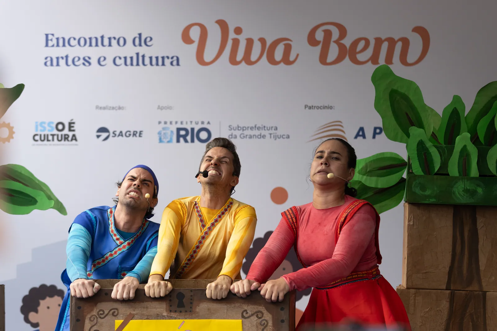 Trio de atores em espetáculo infantil de fantoches no Encontro de Artes e Cultura Viva Bem