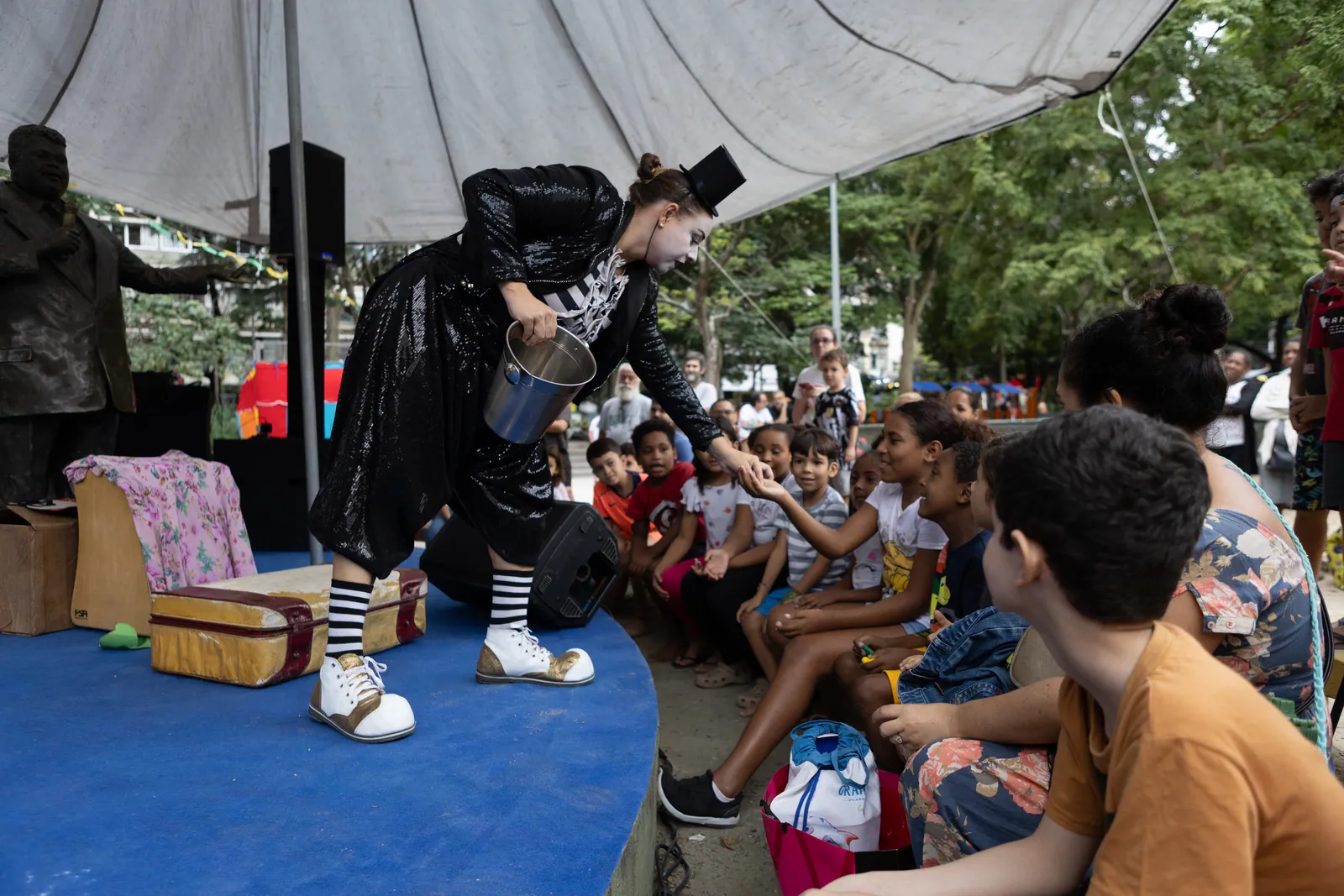 Artista de mímica se apresenta para plateia de crianças no Encontro Viva Bem