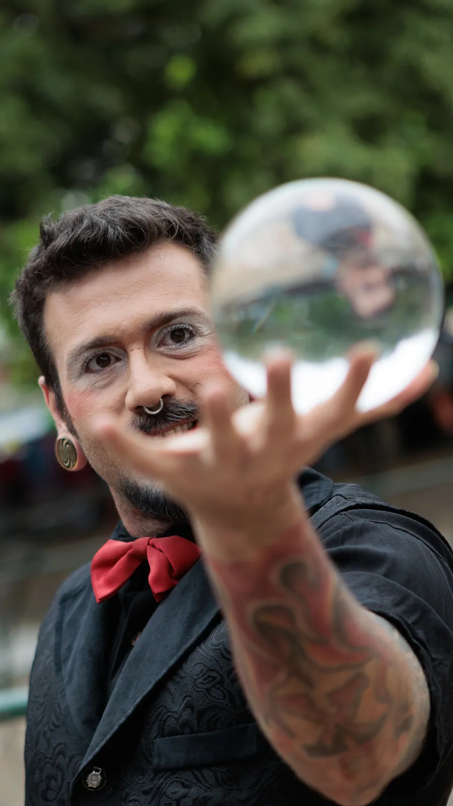 Mágico segura uma esfera de cristal durante apresentação no Encontro Viva Bem