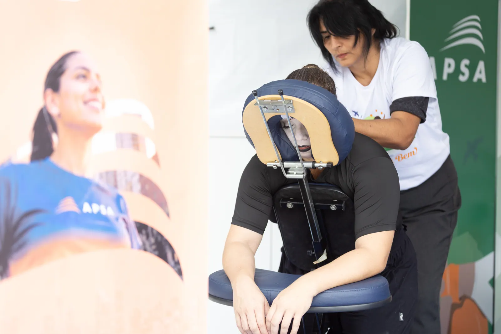 Massagem rápida em cadeira ergonômica no espaço de bem-estar do Encontro Viva Bem