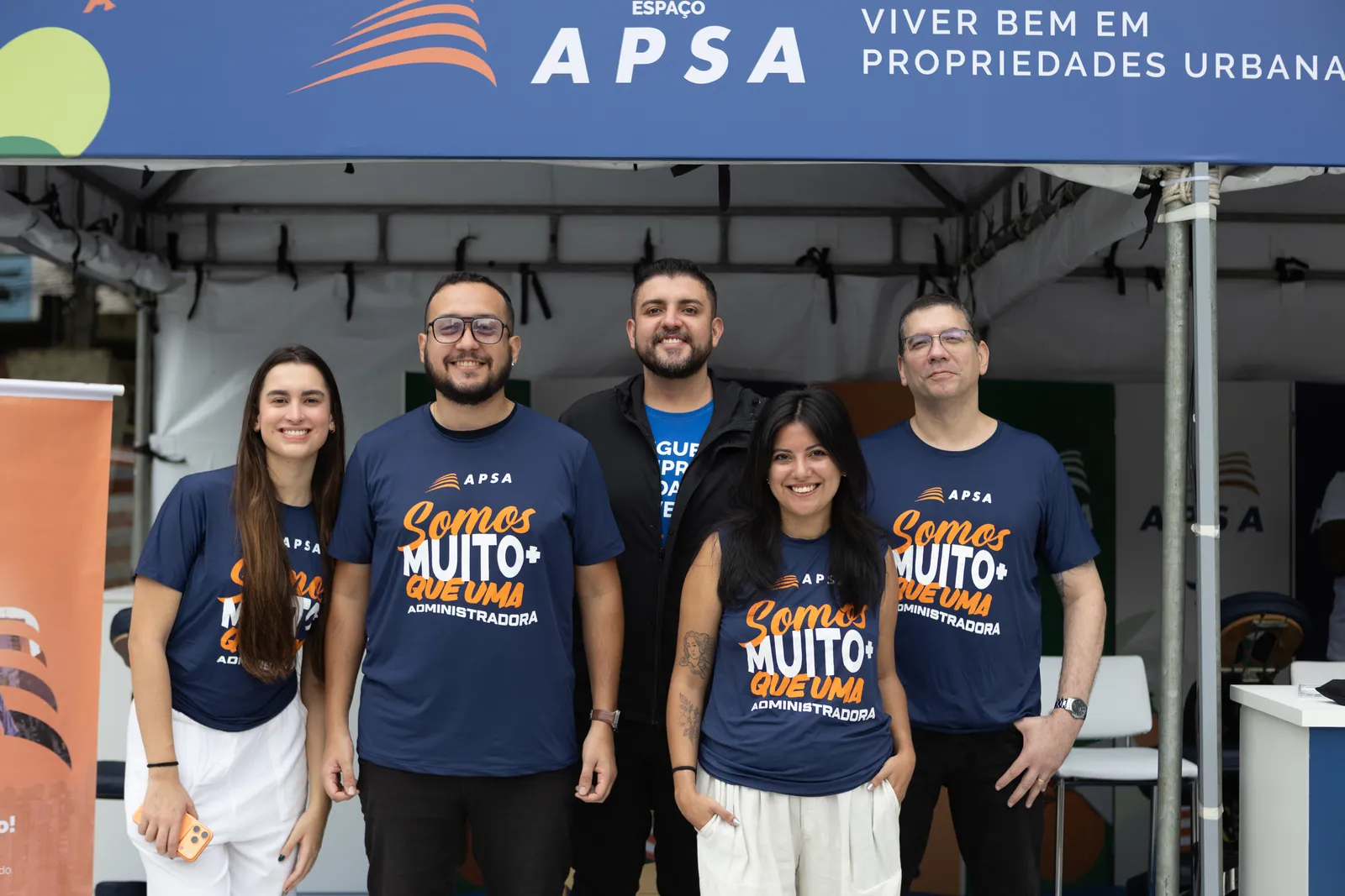 Equipe da Apsa de camiseta 'Somos muito mais que uma administradora' no Encontro Viva Bem