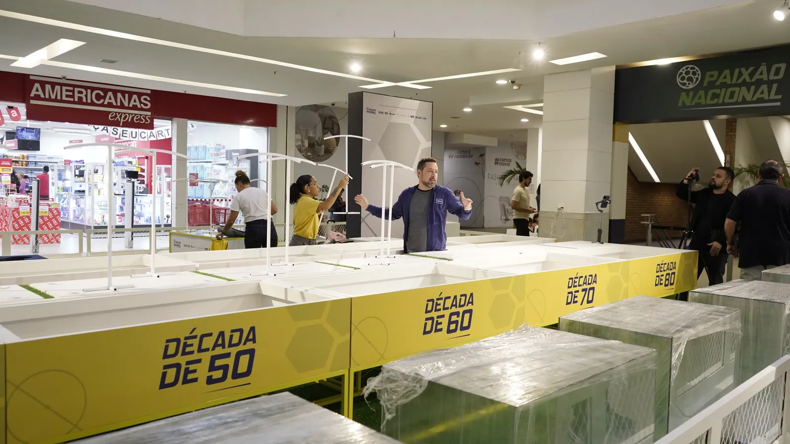 Montagem das vitrines por década da Exposição Paixão Nacional no Rio de Janeiro