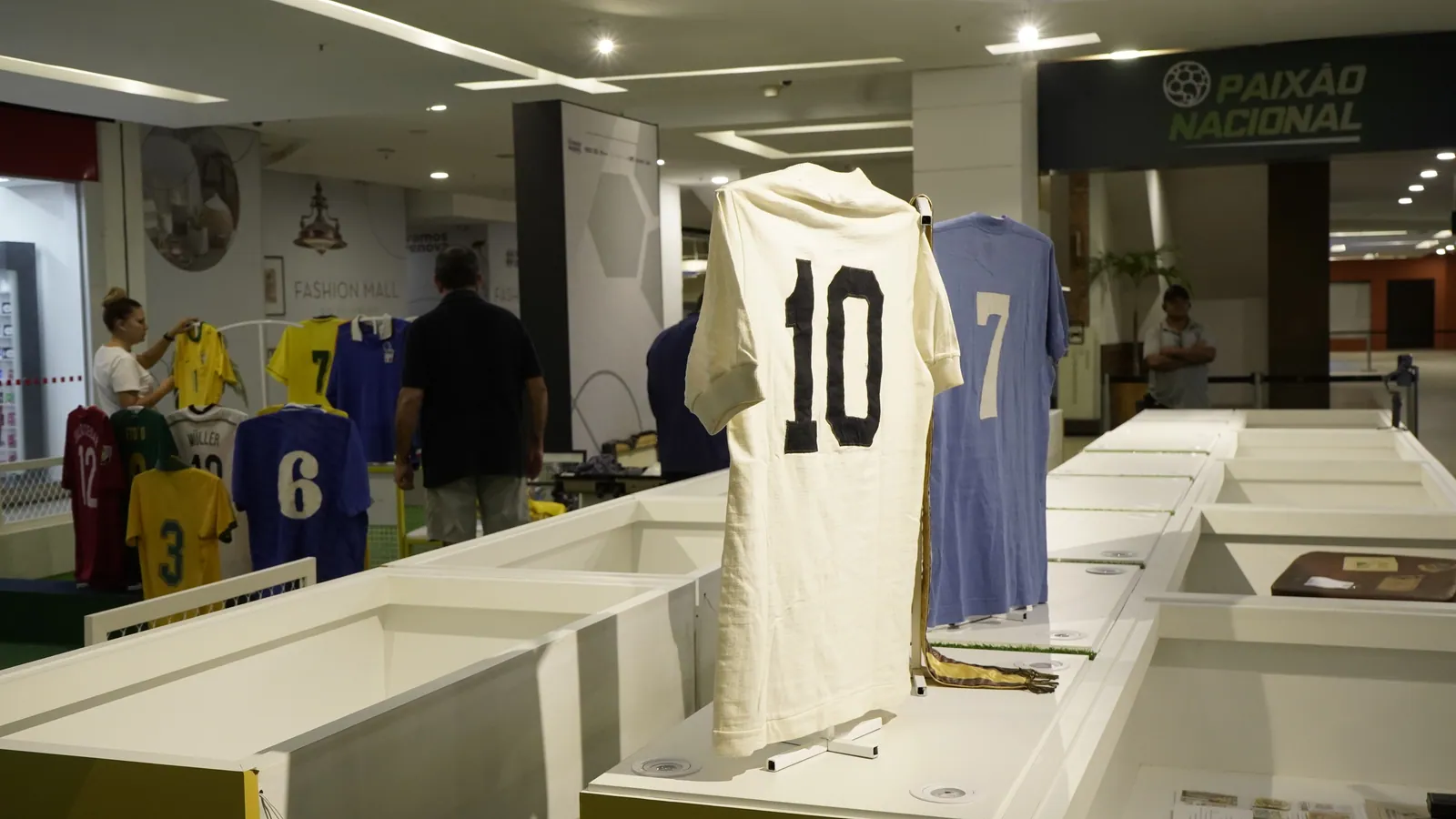 Camisa 10 histórica sendo posicionada durante a montagem da Exposição Paixão Nacional