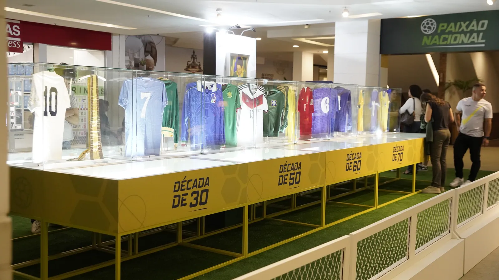 Vitrines com camisas de seleções e décadas do futebol brasileiro na Paixão Nacional