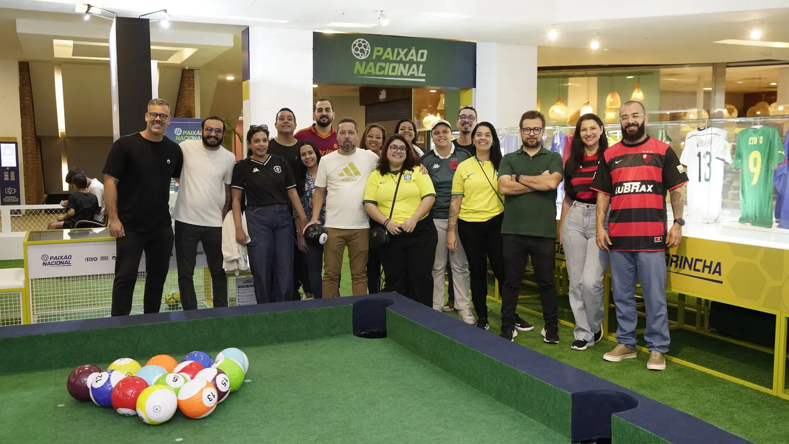 Grupo de visitantes reunido na arena de jogos da Exposição Paixão Nacional