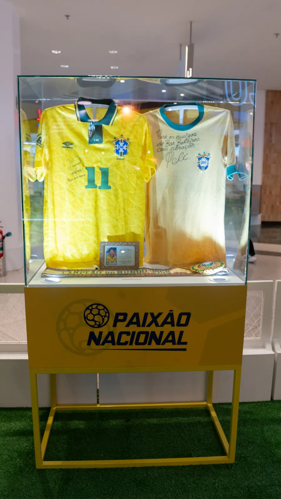 Camisas autografadas da seleção brasileira em vitrine na Exposição Paixão Nacional, Shopping Rio Sul