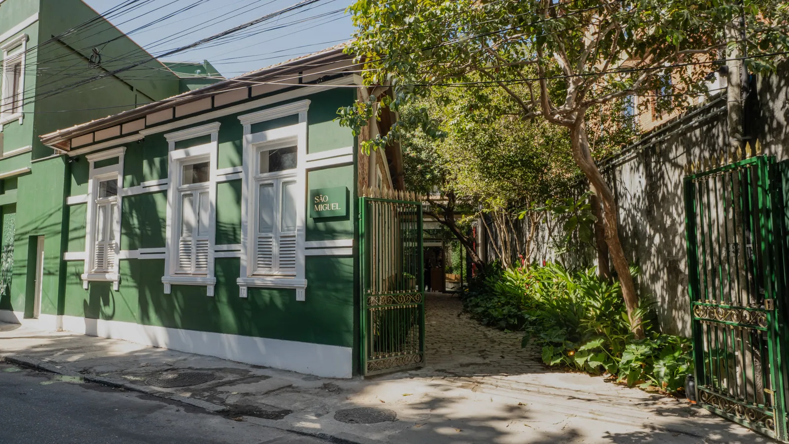 Fachada do casarão verde e branco do restaurante São Miguel, na Rua Assunção, em Botafogo