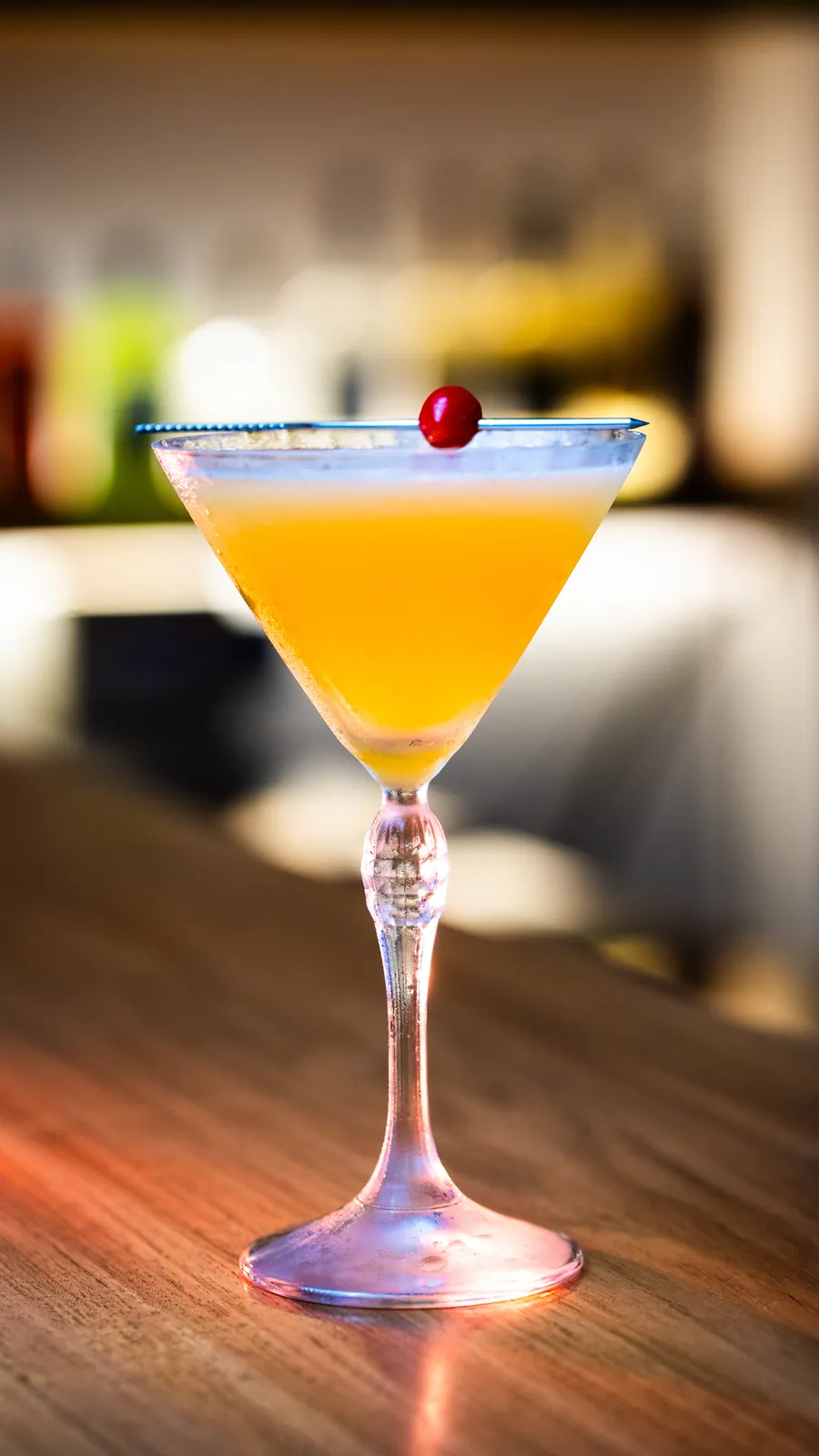 Drinque amarelo com cereja servido no bar do restaurante São Miguel