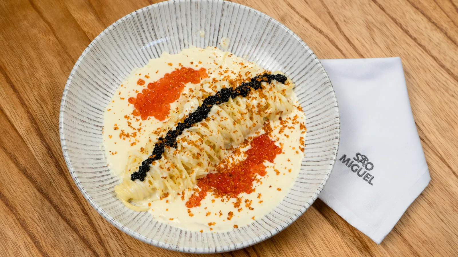 Massa com caviar e ovas servida em prato do restaurante São Miguel