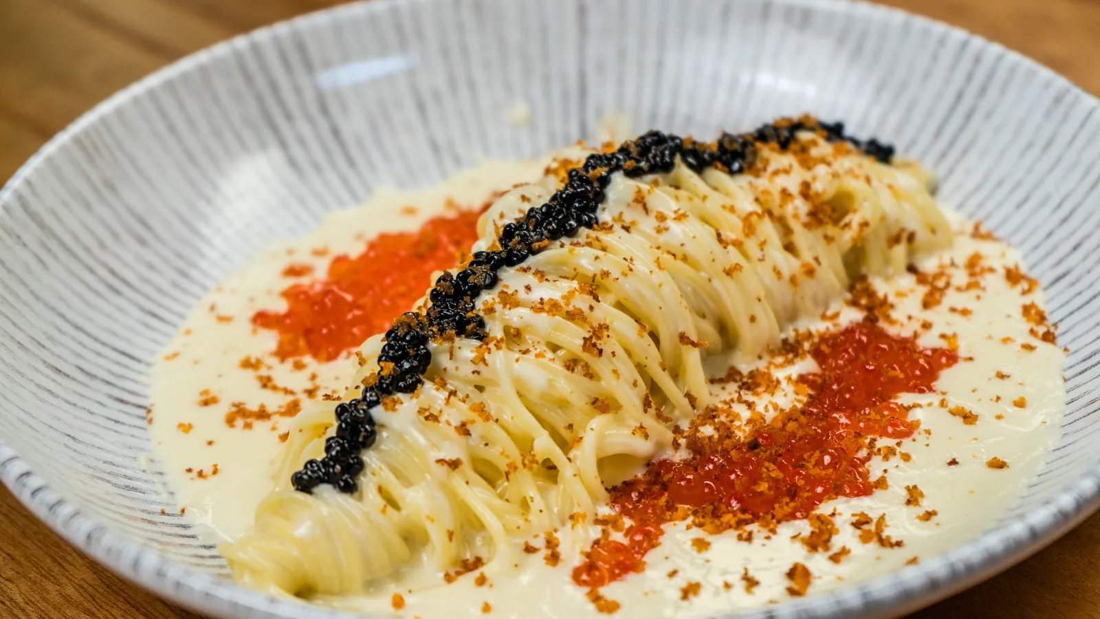 Detalhe da massa com caviar e ovas do restaurante São Miguel